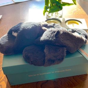 Toms slippers size 9 ❤️❤️